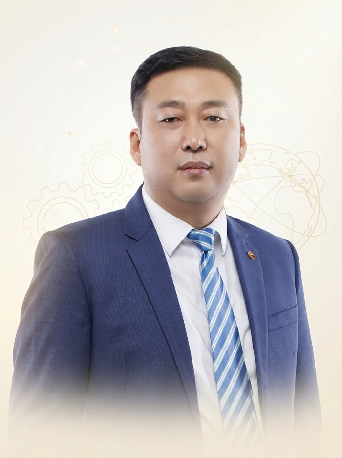 Цюй Цзюньшен — Исполнительный председатель WHIEDA Виеда